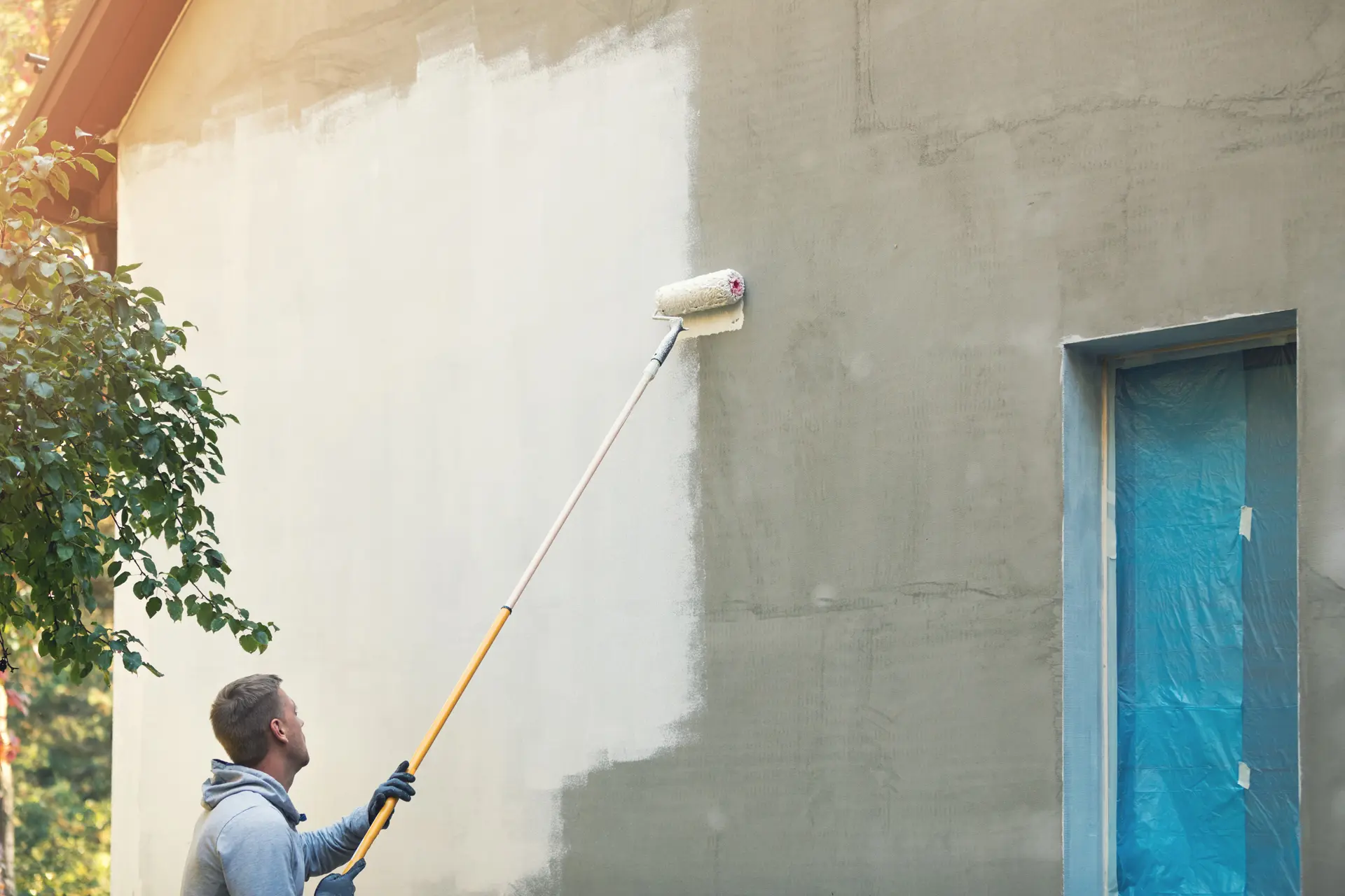 Pintor trabajando en una fachada en Palma